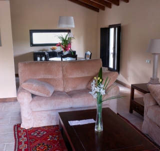 Sala de estar con dos sillones