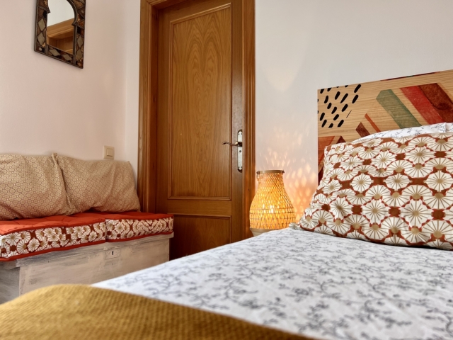 Habitacion con detalles rojos