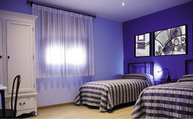 Habitacion doble con camas individuales azul