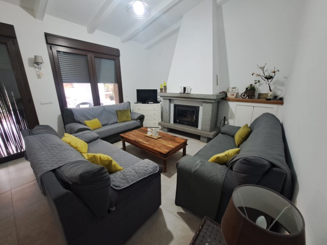 Salon con chimenea