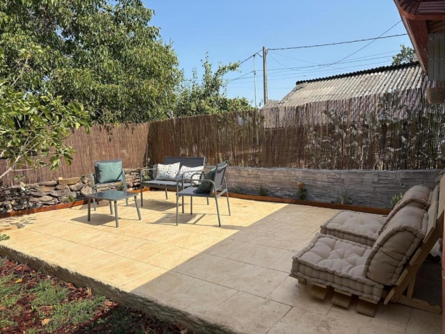 Amplia terraza con sillones