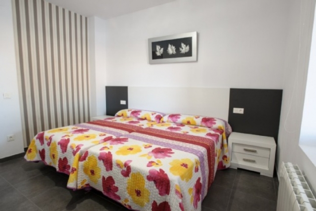 Dormitorio doble con cabecero comun blanco y negro