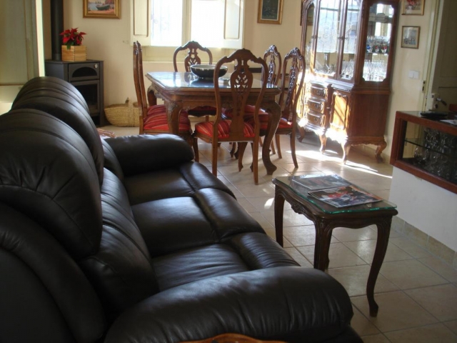 Sala amplia con mesa 