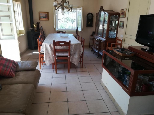 Sala amplia con mesa 