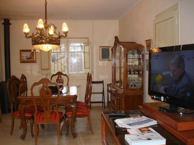 Sala amplia con mesa