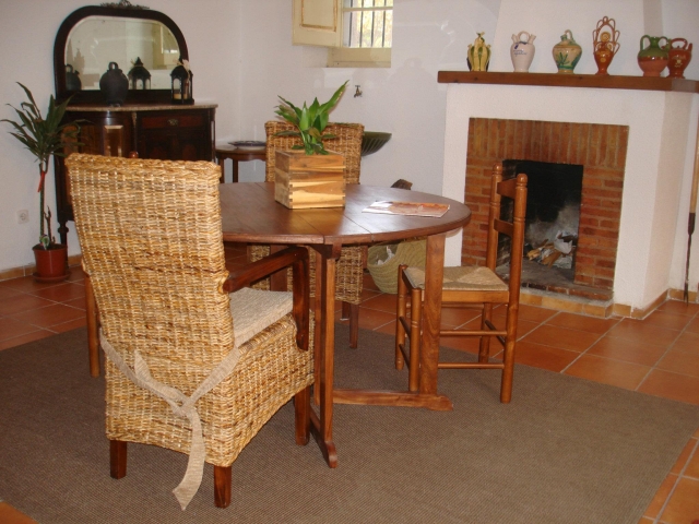 Sala con chimenea y mesa 
