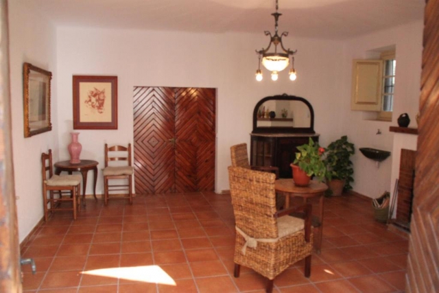 Sala con chimenea y sillas