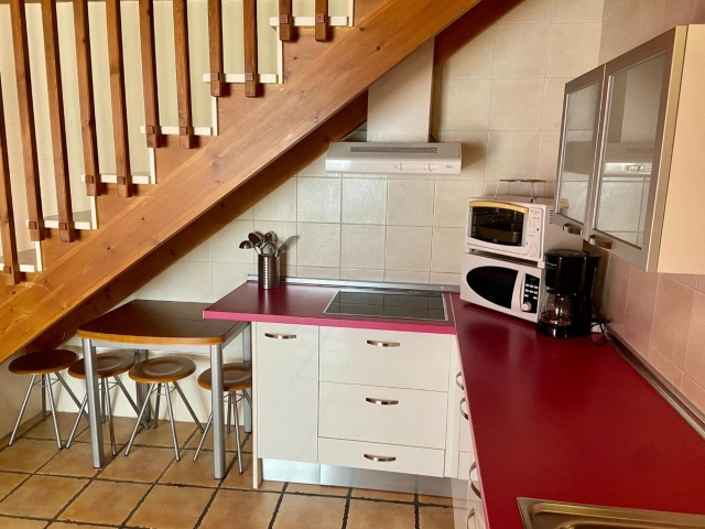Cocina y escaleras