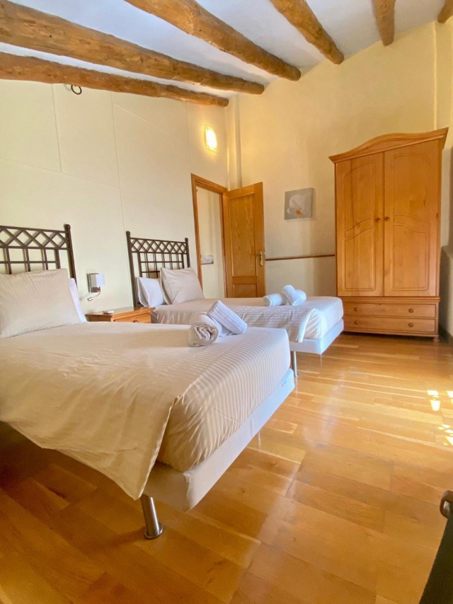 Dormitorio doble con mesilla