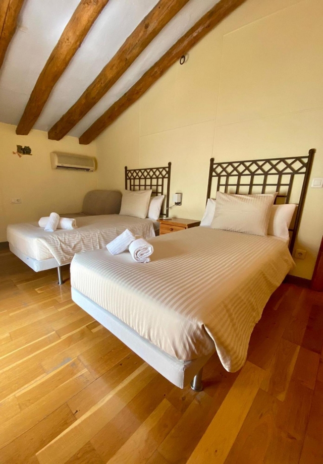 Dormitorio doble con vigas