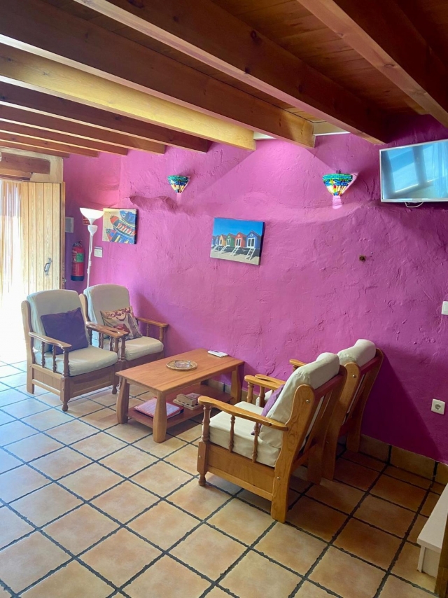 Sala amplia con sofas y tele