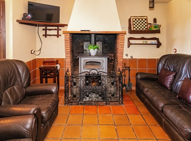 Chimenea blanca con butacas