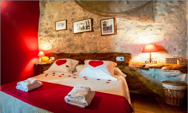 Dormitorio de matrimonio con corazones. Blanco y rojo