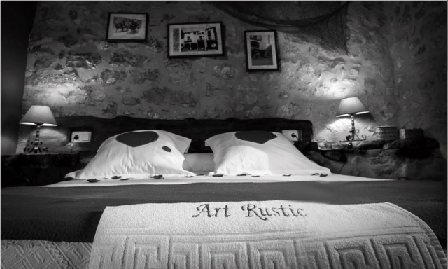 Dormitorio de matrimonio en blanco y negro