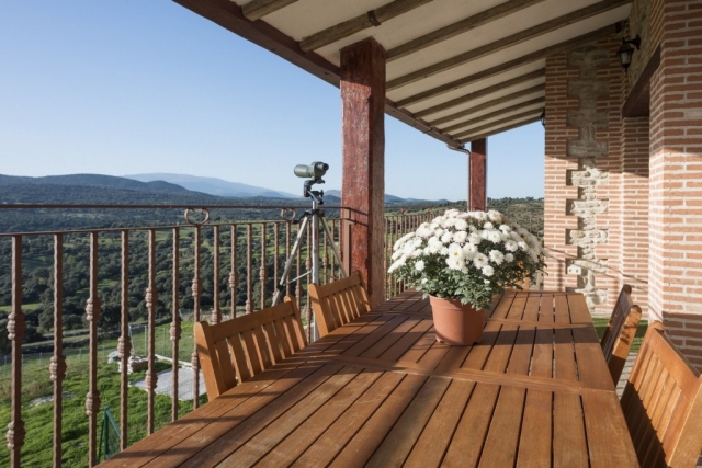 Terraza exterior con mesa