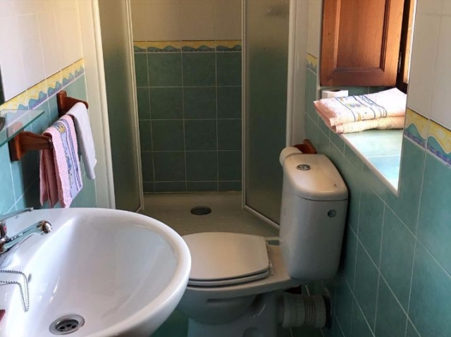 Aseo alargado con sanitarios blancos
