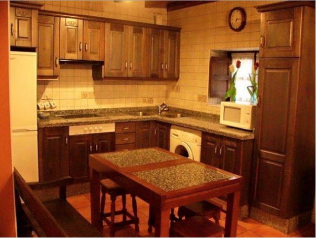 Cocina con mesa en el centro