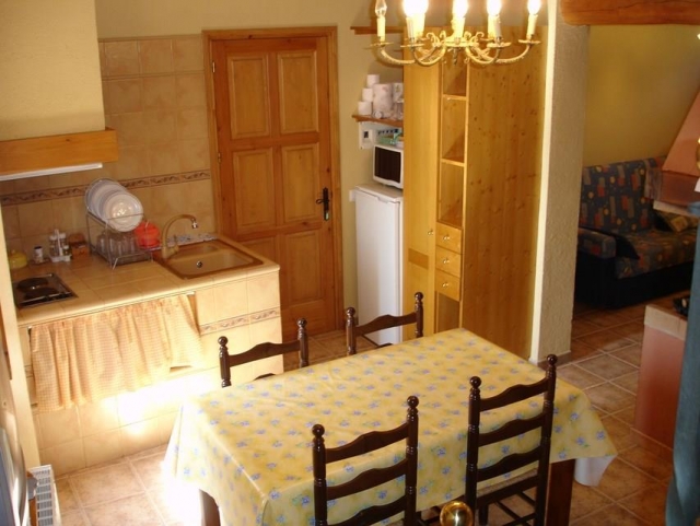 Vista elevada de la cocina con entrada al comedor