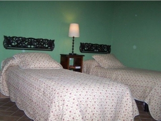 Dormitorio con camas individuales en tonos verdes