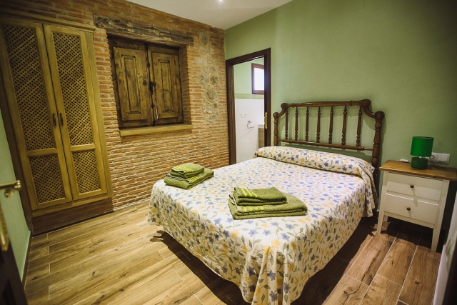 Dormitorio amplio verde