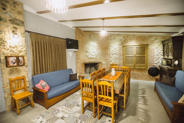 Sala amplia con chimenea