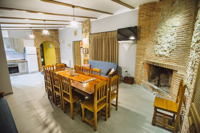 Sala amplia con chimenea