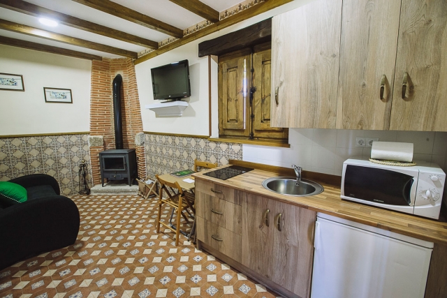 Cocina con chimenea y sofa 