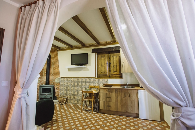 Salon con chimenea y tele