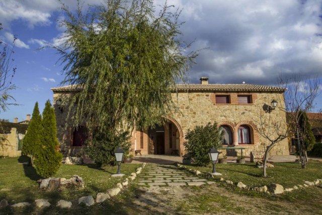 Amplia entrada con camino