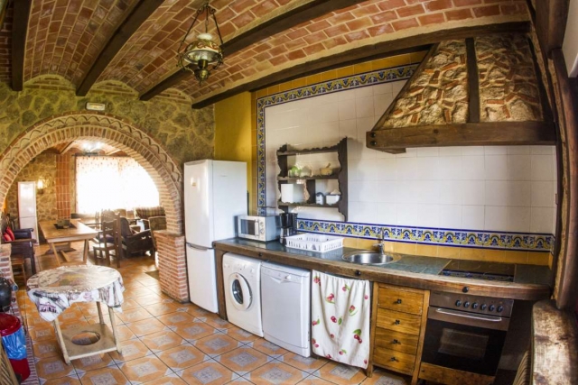 Cocina amplia con encimera