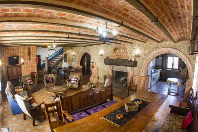 Sala con chimenea y mesa 