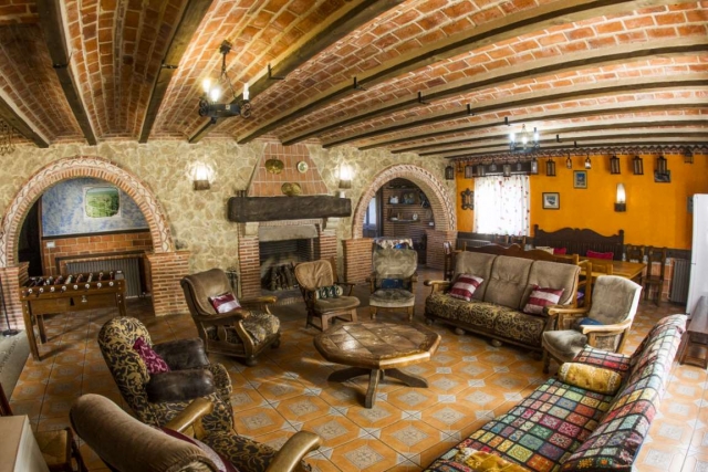 Sala amplia con chimenea