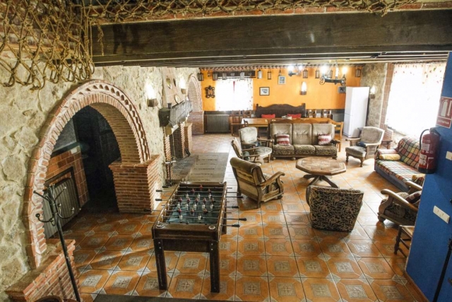 Sala de estar amplia 