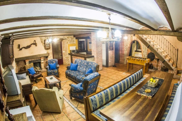 Sala amplia con chimenea