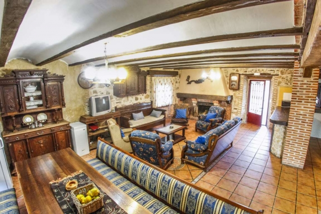 Sala amplia con chimenea 