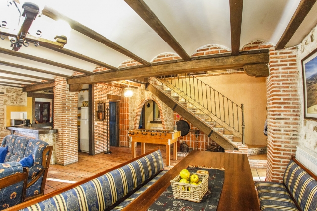 Sala amplia con mesa