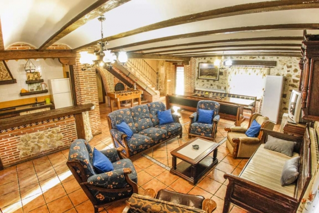 Sala amplia con sillones