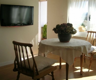 Salón comedor con televisor de plasma