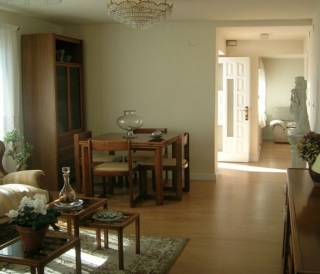 Salón comedor de la casa con muebles de madera