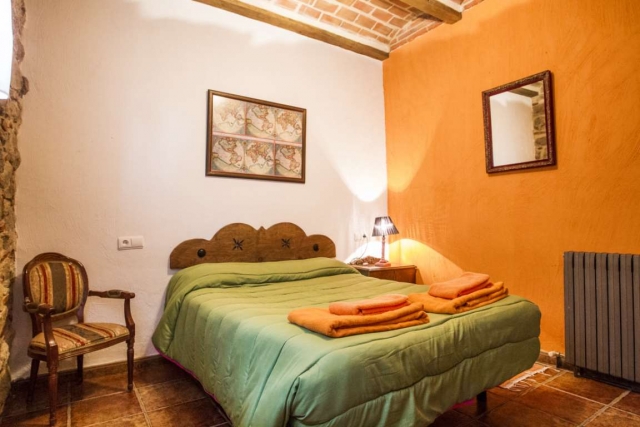 Dormitorio amplio con silla