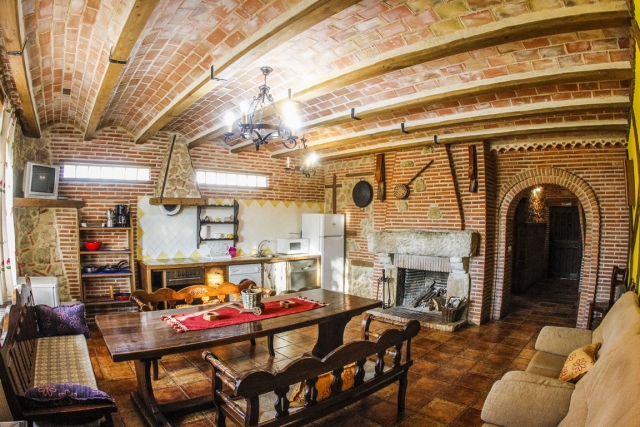 Sala amplia con chimenea