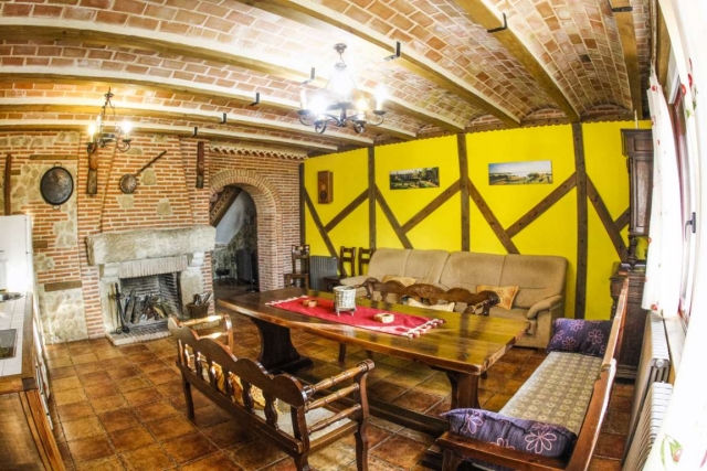 Sala amplia con chimenea