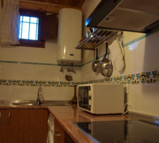 Cocina de la casa rural con ventana