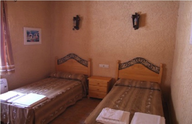 Dormitorio con dos camas individuales