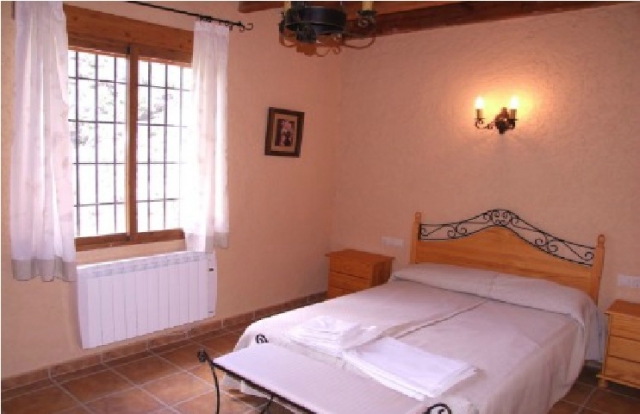 Dormitorio doble con cama de matrimonio 