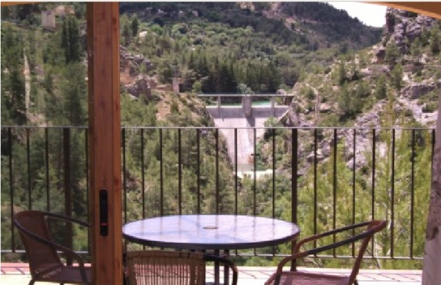 Terraza con mesa de jardin