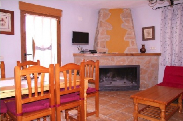 Comedor y sala de estar con chimenea