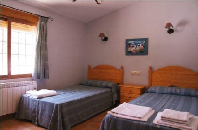 Dormitorio doble con dos camas individuales 