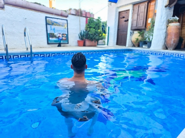 Amplia piscina exterior