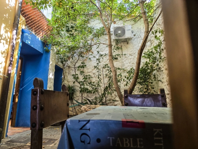Amplio patio con mesa